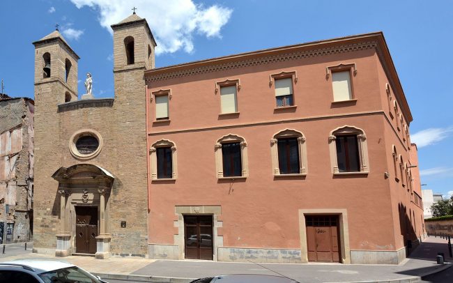 Manresa.- Conjunt de l'Antic Hospital amb finestrals gòtic-renaixentistes al primer pis i Església de Sant Andreu (8/2014)