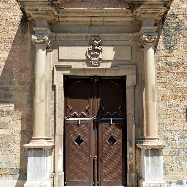 Manresa.- Església barroca de Sant Andreu del S. XVIII - Portalada flanquejada per dues columnes i frontó corb (8/2014)