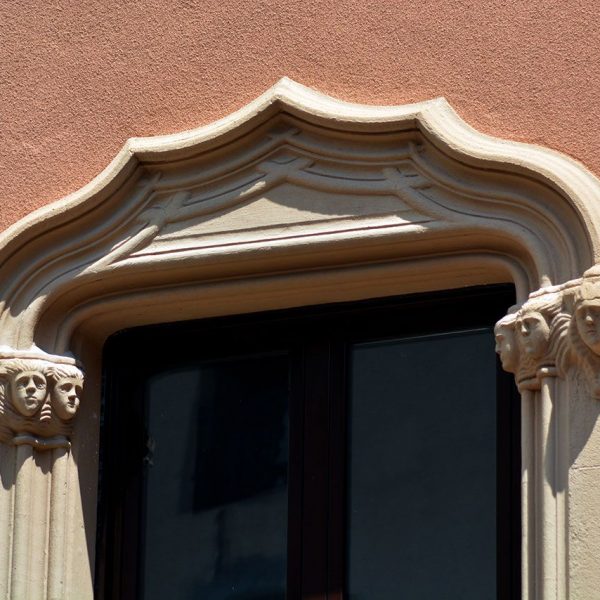 Manresa.- Antic Hospital de Sant Andreu - Motllures finestra gòtic-renaixentistes façana principal (8/2014)