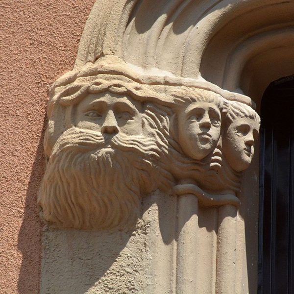 Manresa.- Antic Hospital de Sant Andreu - Detall motllures finestres gòtico-renaixentistes façana principal (8/2014)