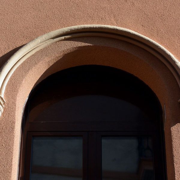 Manresa.- Antic Hospital de Sant Andreu - Motllures finestra façana lateral (8/2014)