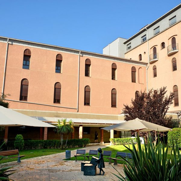 Manresa.- Pati de les noves edificacions de l'Hospital de Sant Andreu (8/2014)