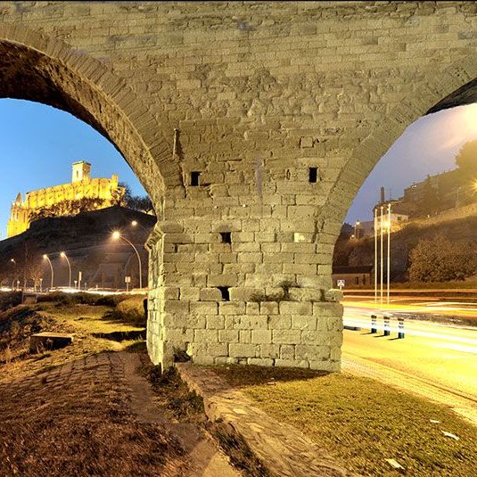 Manresa.- Pont Vell refet entre 1960-62 que consta de vuit arcs. Al fons s'alça la basílica de Santa Maria (12/2013)