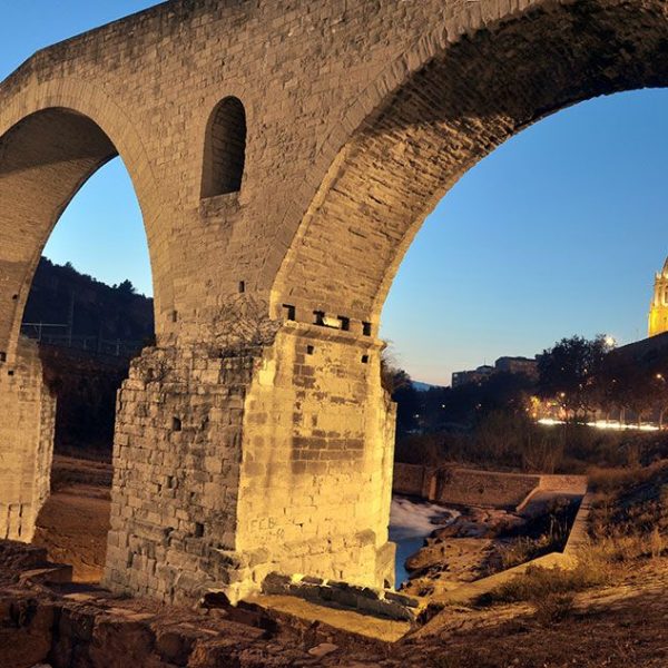 Manresa.- Pont Vell refet entre 1960-62 que consta de vuit arcs. Al fons s'alça la basílica de Santa Maria (12/2013)