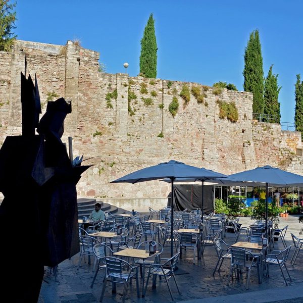 Manresa.- Muralla construïda entre els S. X i XIV que tenia vuit portals. Tram que delimita la plaça d’Europa reforçada amb contraforts (7/2014)