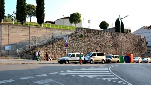 Manresa.- Muralla construïda entre els S. X i XIV que tenia vuit portals – Tram corresponent a la muralla del Carme (7/2014)