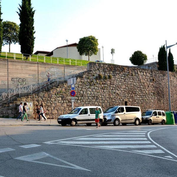 Manresa.- Muralla construïda entre els S. X i XIV que tenia vuit portals – Tram corresponent a la muralla del Carme (7/2014)