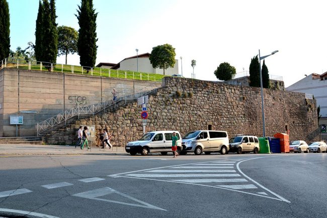 Manresa.- Muralla construïda entre els S. X i XIV que tenia vuit portals – Tram corresponent a la muralla del Carme (7/2014)
