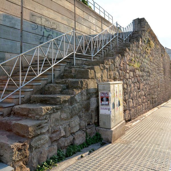 Manresa.- Muralla construïda entre els S. X i XIV que tenia vuit portals – Tram corresponent a la muralla del Carme (7/2014)
