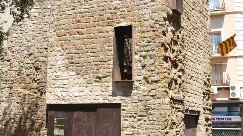 Manresa.- Torre del Portal de Sobrerroca, S. XII. Es un dels pocs elements que queden d’arquitectura militar. (8/2014)