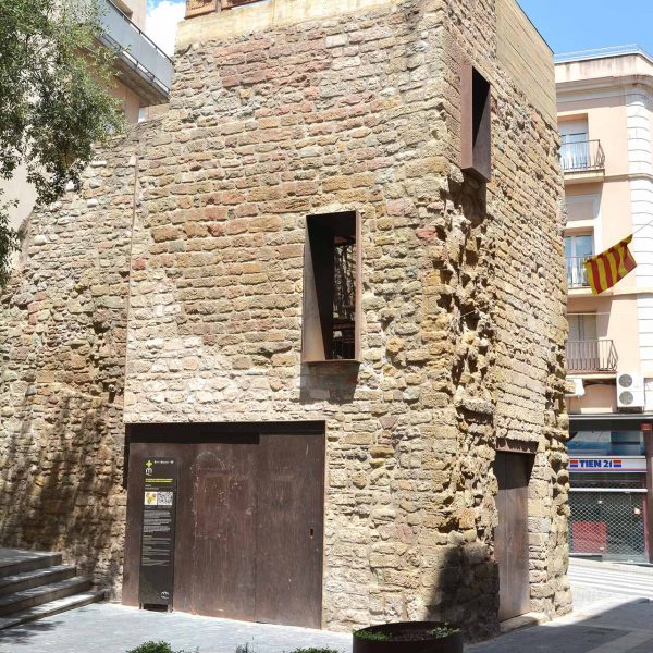 Manresa.- Torre del Portal de Sobrerroca, S. XII. Es un dels pocs elements que queden d’arquitectura militar. (8/2014)