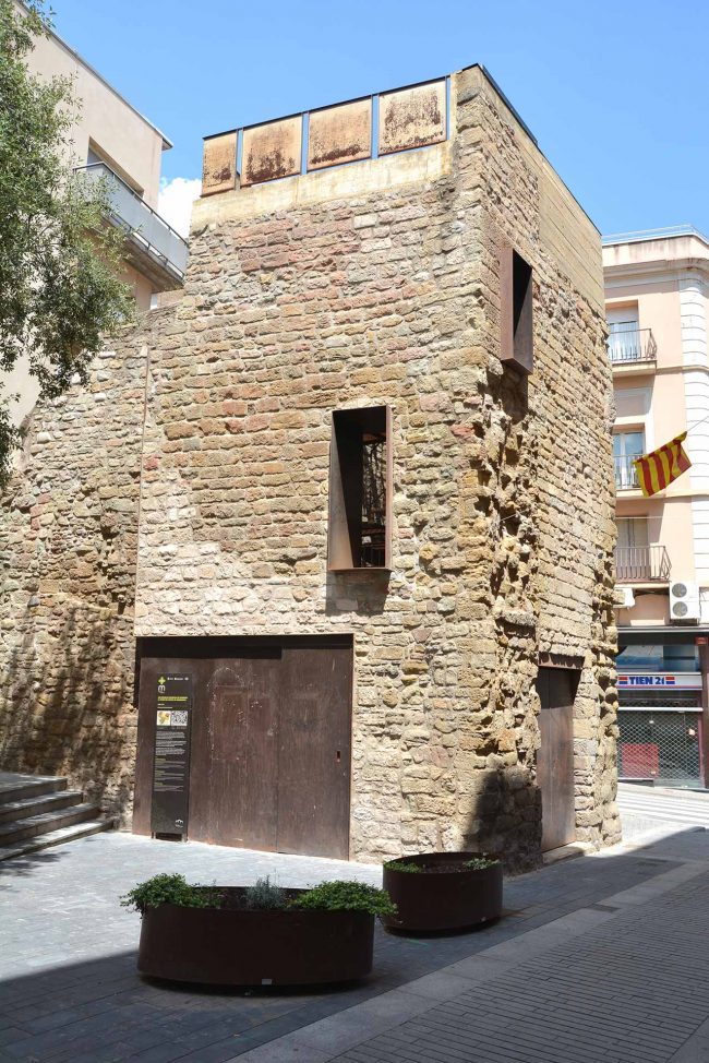 Manresa.- Torre del Portal de Sobrerroca, S. XII. Es un dels pocs elements que queden d’arquitectura militar. (8/2014)