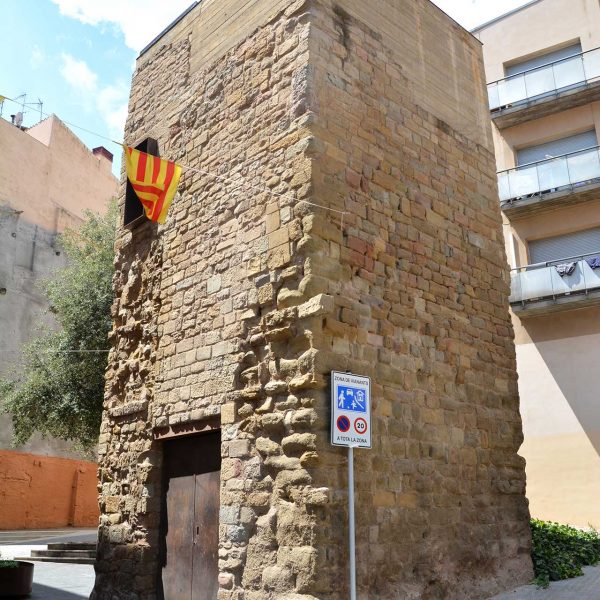 Manresa.- Torre del Portal de Sobrerroca, S. XII. Es un dels pocs elements que queden d’arquitectura militar. (8/2014)