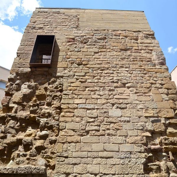 Manresa.- Torre del Portal de Sobrerroca, S. XII. Es un dels pocs elements que queden d’arquitectura militar. (8/2014)