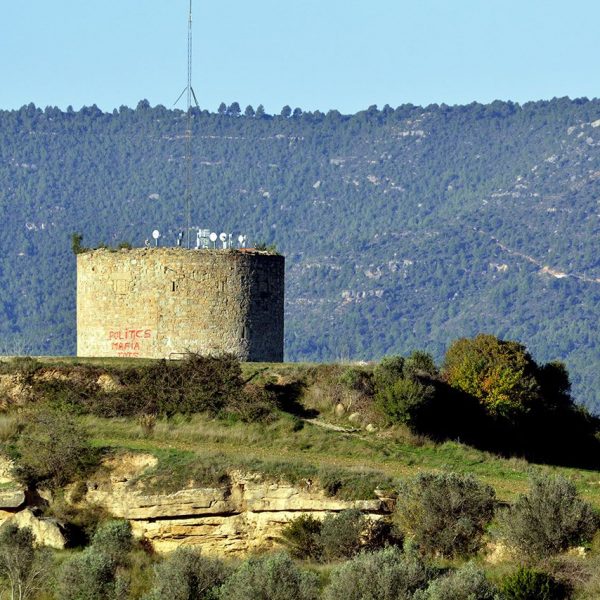 Manresa.- Torre de Sta. Caterina. Es una construcció circular del S. XIX de tres pisos (6/2014)