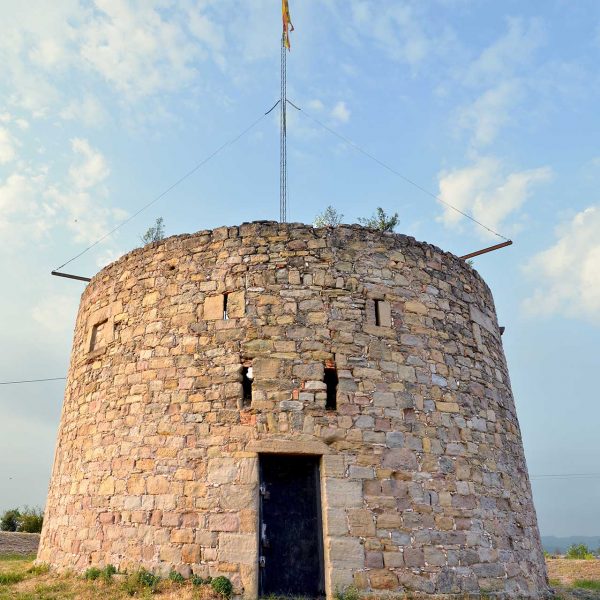 Manresa.- Torre de Sta. Caterina. Es una construcció circular del S. XIX de tres pisos (6/2014)