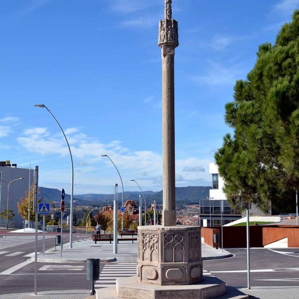 Manresa.- Reproducció Creu de Terme de la Culla, d'estil gòtic referenciada en el S. XV, (11/2014)