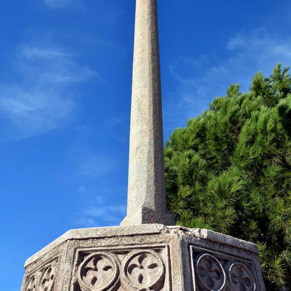 Manresa.- Reproducció Creu de Terme de la Culla, d'estil gòtic referenciada en el S. XV (11/2014)