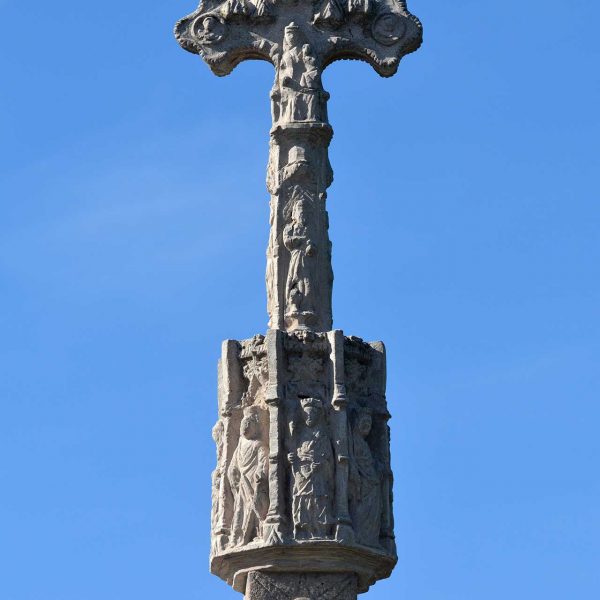 Manresa.- Reproducció Creu de Terme de la Culla, d'estil gòtic referenciada en el S. XV (11/2014)