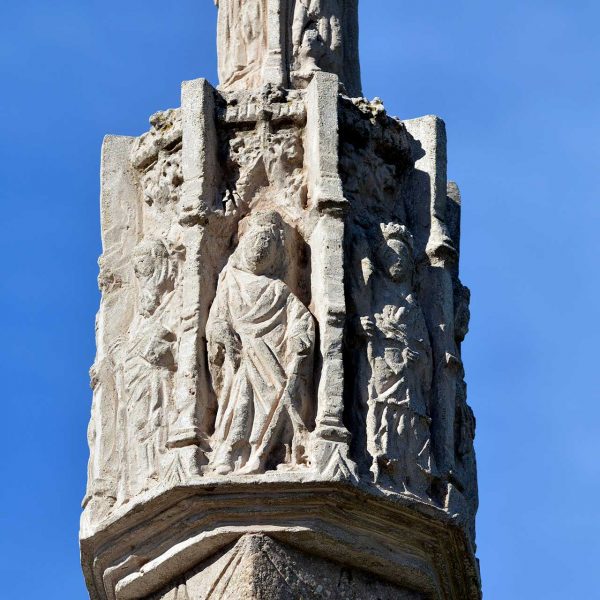 Manresa.- Reproducció Creu de Terme de la Culla, d'estil gòtic referenciada en el S. XV (11/2014)