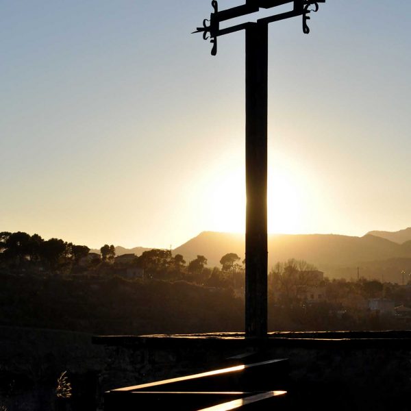 Manresa.- Creu del pati de la Basílica de Santa Maria (2/2014)