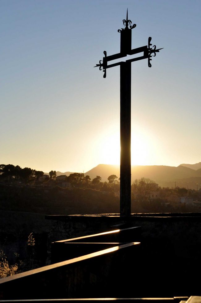 Manresa.- Creu del pati de la Basílica de Santa Maria (2/2014)