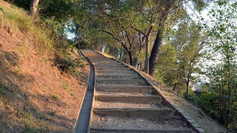 Manresa.- Castell, conegut com Parc Puigterrà amb restes d’una fortalesa o castell que podria ser l’antic castell de Manresa d’època medieval (8/2014)