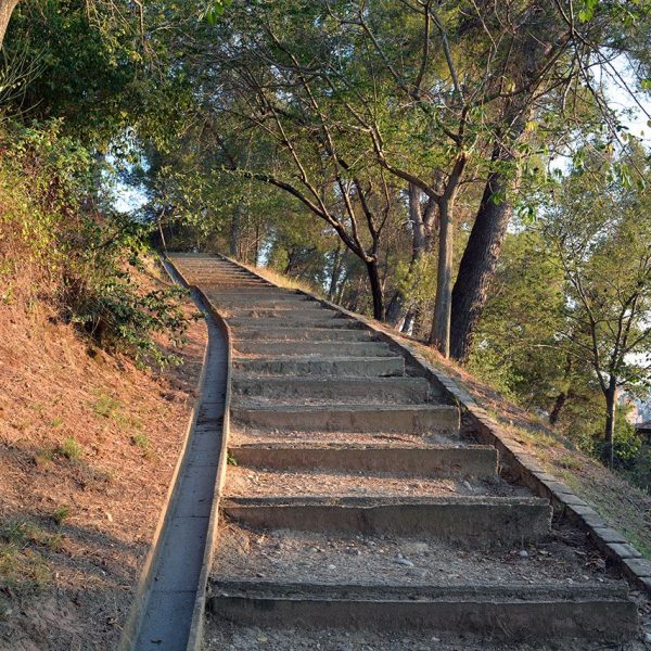 Manresa.- Castell, conegut com Parc Puigterrà amb restes d’una fortalesa o castell que podria ser l’antic castell de Manresa d’època medieval (8/2014)