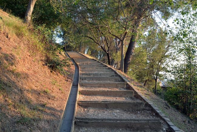 Manresa.- Castell, conegut com Parc Puigterrà amb restes d’una fortalesa o castell que podria ser l’antic castell de Manresa d’època medieval (8/2014)