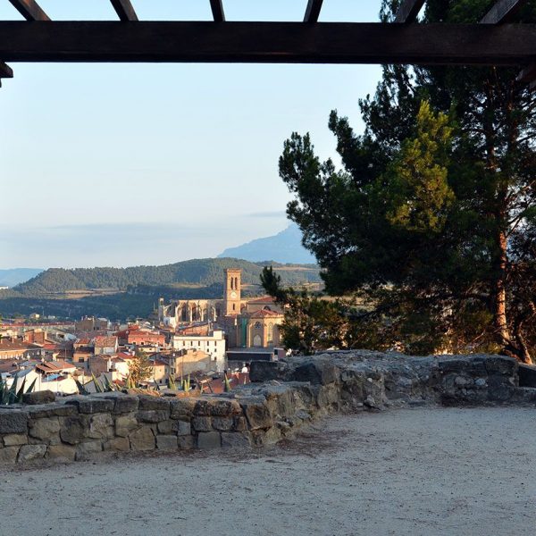 Manresa.- Castell, conegut com Parc Puigterrà amb restes de muralles que podrien correspondre a l’antic castell medieval de Manresa (8/2014)