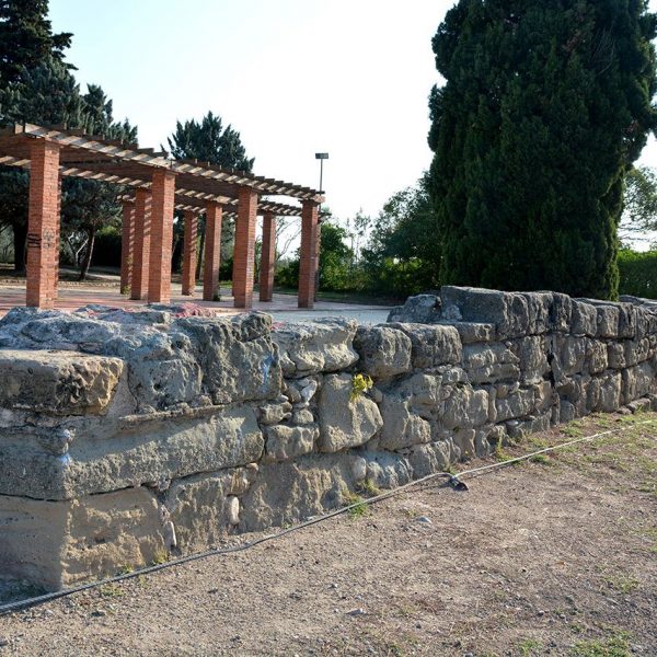 Manresa.- Castell, conegut com Parc Puigterrà amb restes de muralles que podrien correspondre a l’antic castell medieval de Manresa (8/2014)