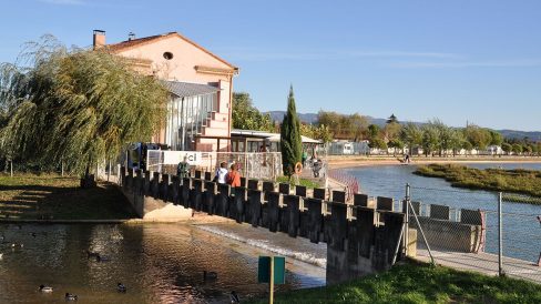 Manresa.- Parc de l'Agulla, es un llac artificial de l'any 1974 per garantir l'abastament d'aigua a Manresa (10/2013)
