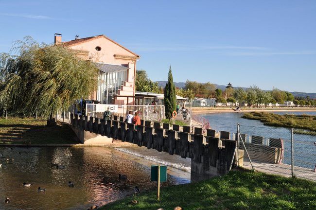 Manresa.- Parc de l'Agulla, es un llac artificial de l'any 1974 per garantir l'abastament d'aigua a Manresa (10/2013)