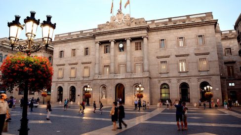 Barcelona.- Ajuntament, edifici que es una barreja d'estils que van des del 1369 de l'antiga seu del Consell de Cent fins la façana neoclàssica del 1832/44 (9/2014)