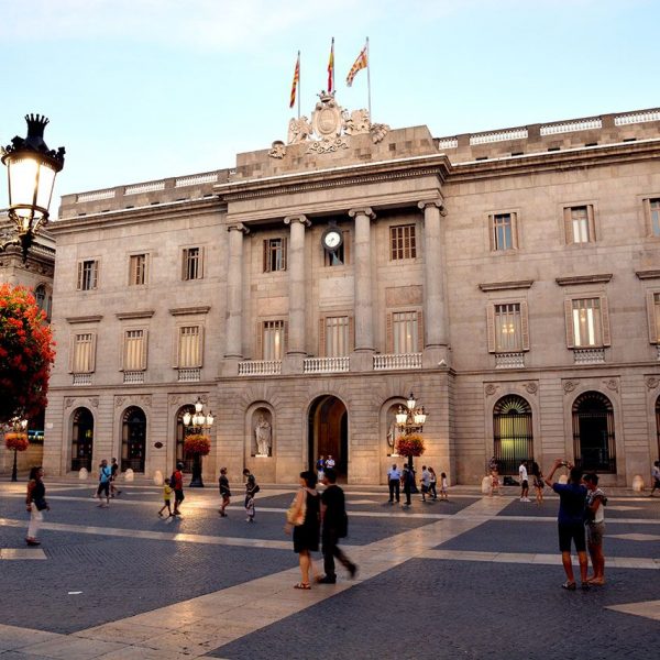 Barcelona.- Ajuntament, edifici que es una barreja d'estils que van des del 1369 de l'antiga seu del Consell de Cent fins la façana neoclàssica del 1832/44 (9/2014)