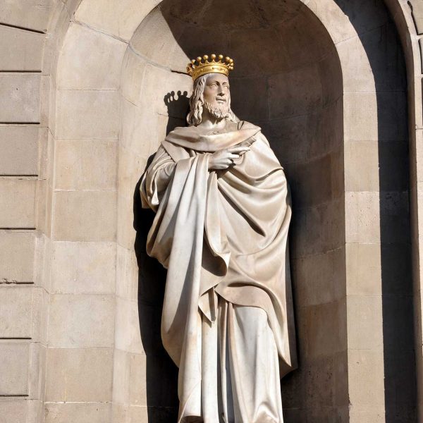 Barcelona.- Ajuntament. Escultura de marbre blanc de Jaume I El Conqueridor dins una fornícula a la façana neoclàssica del 1832/1844 (5/2014)