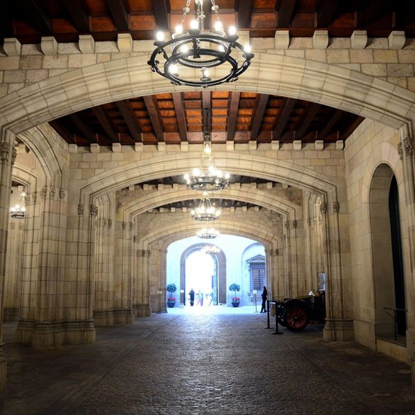 Barcelona.- Ajuntament. Baixos de l'entrada formats per arcs escarsers (11/2016)