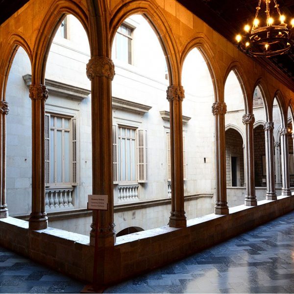 Barcelona.- Ajuntament. Vista de la galeria gòtica primer pis del 1391 feta d'arcuacions d'arcs ogivals sobre columnes (11/2016)