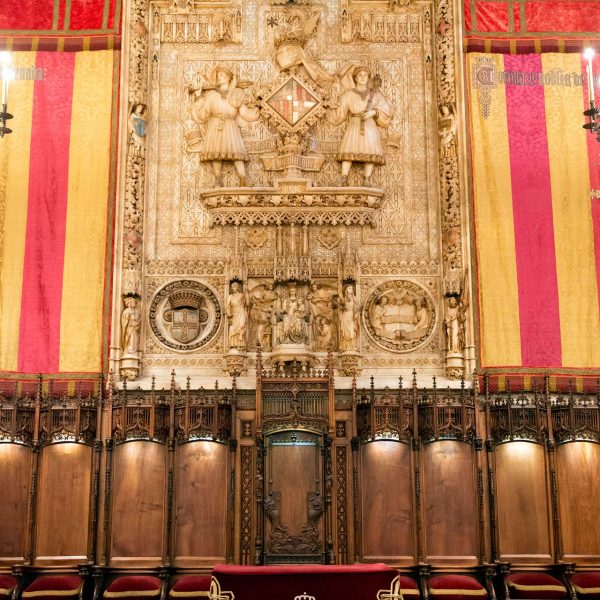 Barcelona.- Ajuntament - Saló de Cent construït l'any 1369 amb un retaule d'alabastre d'Enric Monserdà (11/2016)