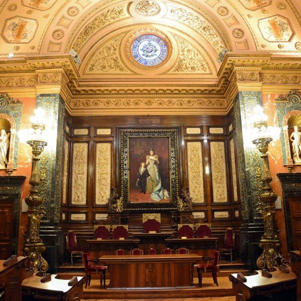 Barcelona.- Ajuntament - Sala dels Plenaris o de Carles Pi i Sunyer del 1860. Compta amb una pintura de la Reina Maria Cristina i Alfons XIII (11/2016)