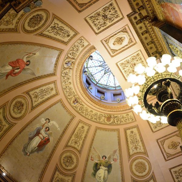 Barcelona.- Ajuntament - Sala dels Plenaris o de Carles Pi i Sunyer del 1860. Compta amb una pintura de la Reina Maria Cristina i Alfons XIII (11/2016)