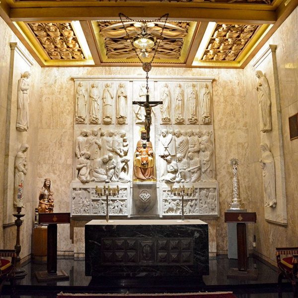 Barcelona.- Capella del Bon Consell del S. XIII/XIV del que només resta la porta i l'escut de la ciutat. L'actual es obra de Enric Monjo i inaugurada el 1966 (11/2016)