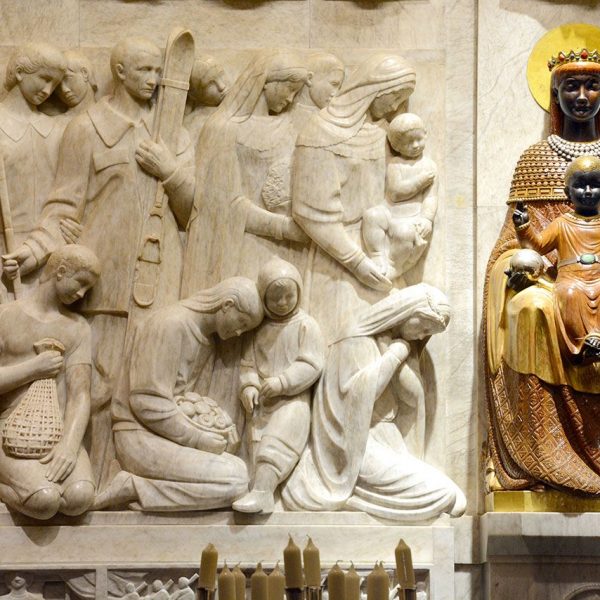 Barcelona.- Capella del Bon Consell del S. XIII/XIV del que només resta la porta i l'escut de la ciutat. L'actual es obra de Enric Monjo i inaugurada el 1966 (11/2016)