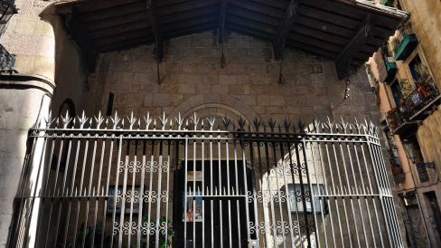 Barcelona.- Capella Marcús, S. XII. Al seu moment construïda fora de muralla, consta d'una sola nau amb volta de canó. El porxo es modern (9/2010)