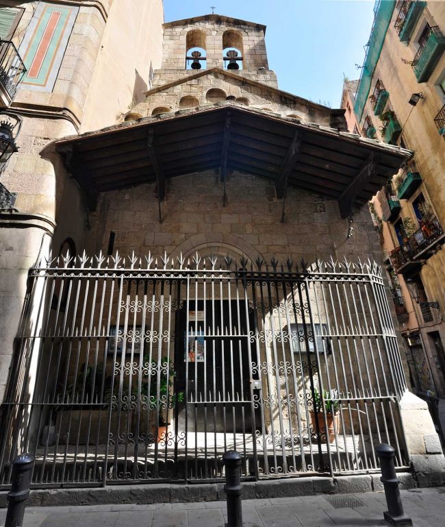 Barcelona.- Capella Marcús, S. XII. Al seu moment construïda fora de muralla, consta d'una sola nau amb volta de canó. El porxo es modern (9/2010)