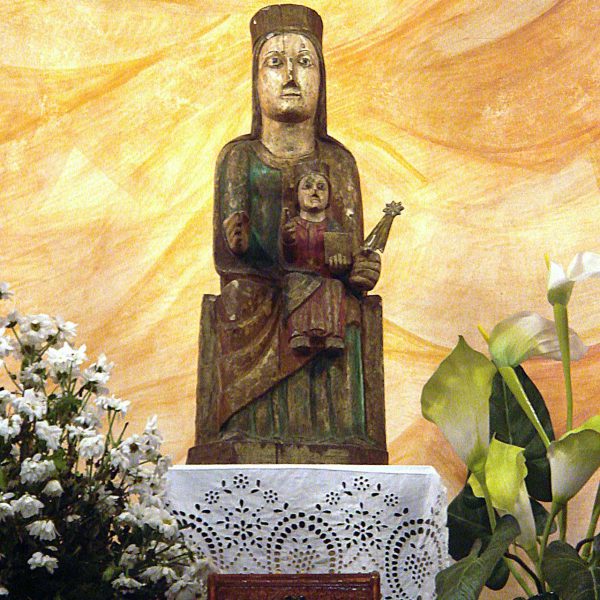 Barcelona.- Capella Marcús, S. XII. Al seu moment construïda fora de muralla. Imatge de la Mare de Déu (2/2009)