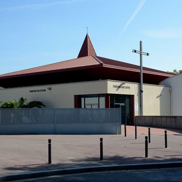 Barcelona.- Església de Sant Esteve. Parròquia creada l'any 1964 en uns locals provisionals i el 19/4/1998 s'inaugura la nova església (9/2017)