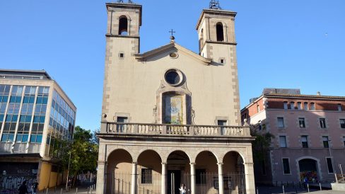 Barcelona.- Església de Sant Pere Nolasc. La façana fou reformada els anys 1940 presentant la portalada coberta per un pòrtic sobre columnes (5/2015)