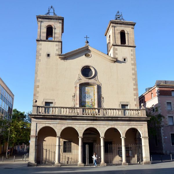 Barcelona.- Església de Sant Pere Nolasc. La façana fou reformada els anys 1940 presentant la portalada coberta per un pòrtic sobre columnes (5/2015)