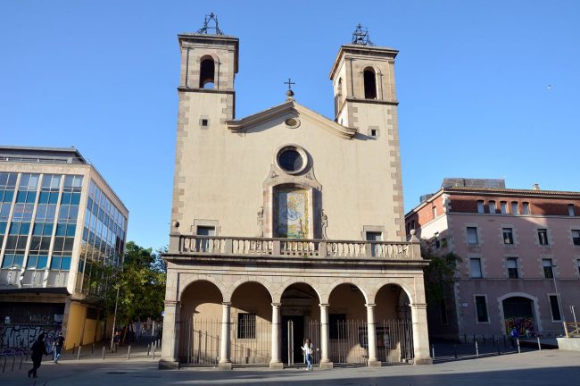 Barcelona.- Església de Sant Pere Nolasc. La façana fou reformada els anys 1940 presentant la portalada coberta per un pòrtic sobre columnes (5/2015)
